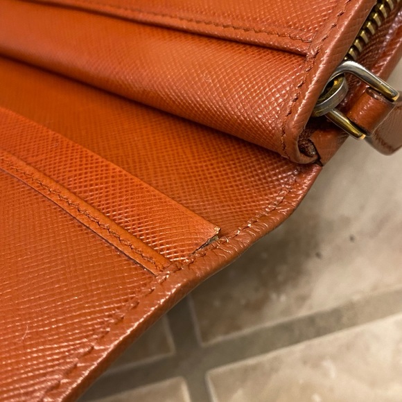 Authentic Beautiful Prada short wallet FREE SHIPPING😊 - Picture 4 of 8